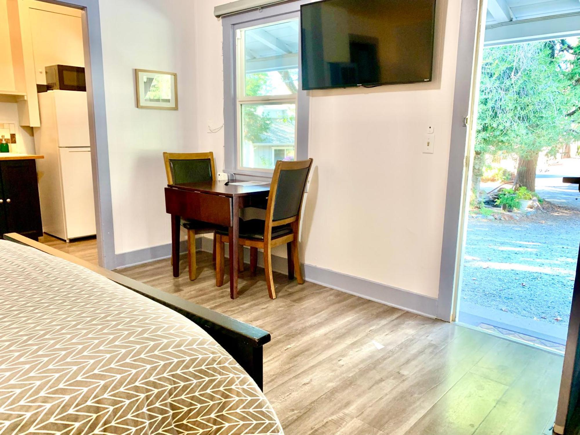 Inn The Pines And Grass Valley