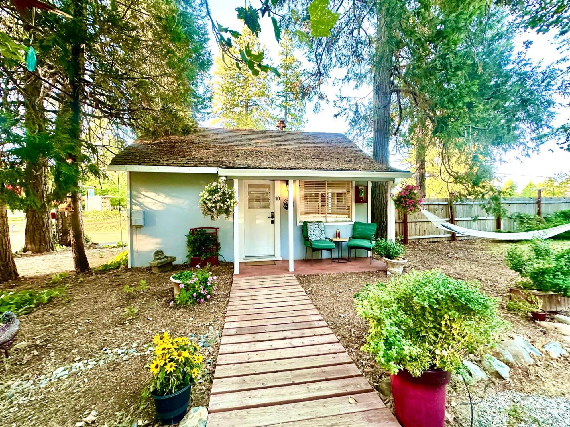 Inn The Pines And Grass Valley