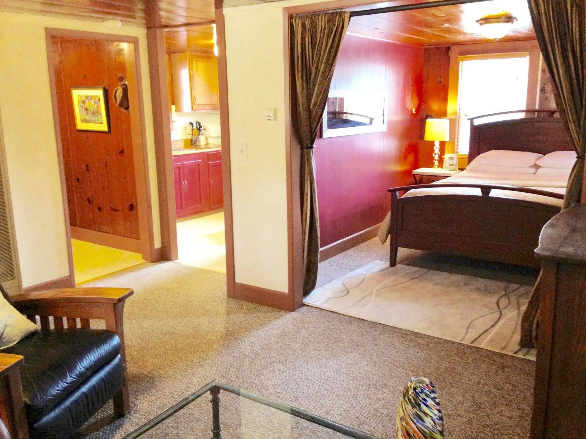 Inn The Pines And Grass Valley